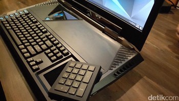 Acer masih belum mau mengunkap banderol laptop monster ini sebenarnya. Tapi menurut gosip yang beredar harga Predator 21 X juga tak kalah mengejutkan. Perangkat yang baru aan dipasarkan awal 2017 ini kabarnya bakal dihargai setara sebuah mobil LCGC atau sekitar Rp 100 jutaan! Foto: yud/detikINET