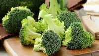 Selain kaya serat, tekstur kasar brokoli berperan sebagai agen penggosok gigi alami. Campurkan potongan brokoli pada menu makanan Anda dapat diterapkan mulai sekarang. Foto: GettyImages