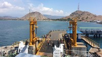 Selama di kapal, jangan hanya duduk. Traveler bisa keliling naik ke dek untuk menikmati pemandangan lautan serta pulau yang berbukit-bukit (Masaul/detikTravel)