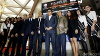Direktur Utama BEI, Tito Sulistio, didampingi Ketua Persatuan Artis Penyanyi, Pencipta Lagu dan Pemusik Republik Indonesia (PAPPRI) Tantowi Yahya dan sejumlah model, saat membuka perdagangan di Bursa Efek Indonesia, Jakarta.