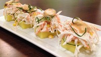 Causa de Cangrejo mendapat sentuhan Nikkei atau sajian Peru dengan pengaruh Jepang. Lumatan kentang berbentuk persegi ini diberi irisan Kani (crab) stick, jagung, mentimun dan crema de rocoto (saus pedas khas Peru). Mirip salad kentang dingin gaya Jepang.