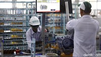 Tahapan assembling engine atau perakitan suku cadang dilakukan secara sangat teliti.