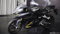 Dibandingkan seri sebelumnya, Honda CBR250RR terlihat lebih gagah dan sporty dengan lekukan motor lebih tegas dan perubahan bentuk pada banyak bagian.