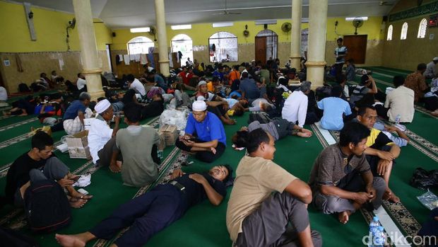 Massa Aksi Demo 4 November dari Daerah Terus Berdatangan di Istiqlal