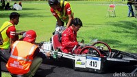 Sebelum beradu di lintasan, semua mobil dicek ulang oleh panitia. Pengecekan mulai dari rem hingga bahan bakar.