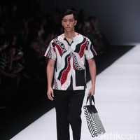 Bateeq by Michelle Tjokrosaputro. mengangkat tema Catena di Jakarta Fashion Week 2017. Senayan City. Jakarta. [Foto: Mohammad Abduh/Wolipop]