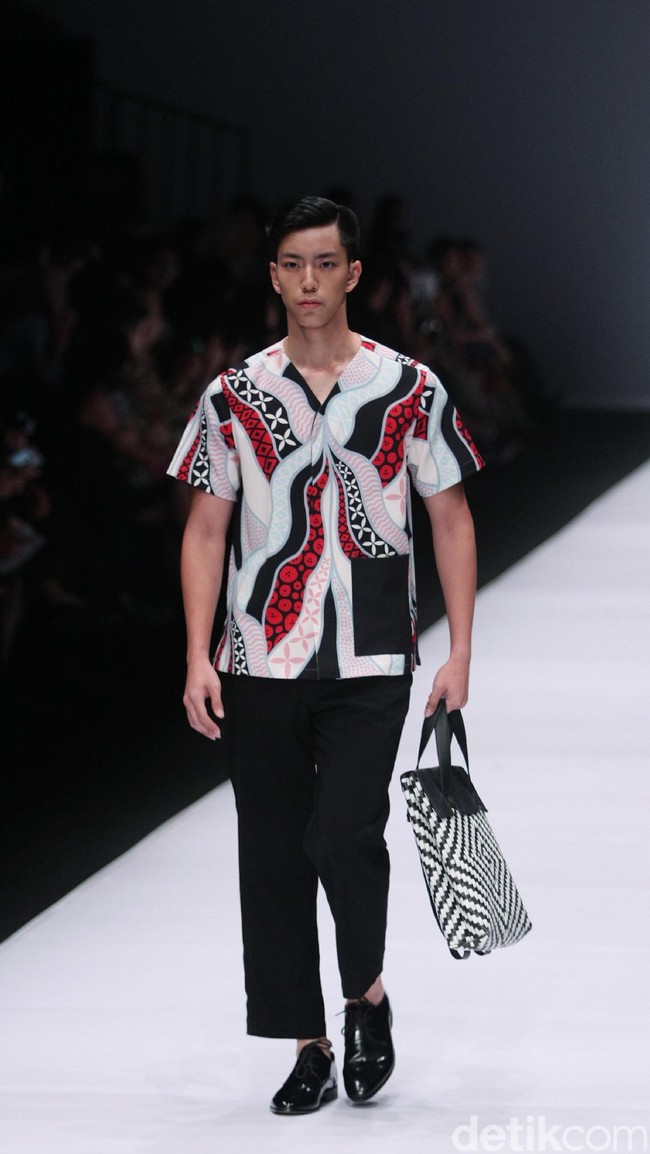 Bateeq by Michelle Tjokrosaputro. mengangkat tema Catena di Jakarta Fashion Week 2017. Senayan City. Jakarta. [Foto: Mohammad Abduh/Wolipop]