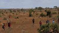 Sebab, gajah-gajah di Taman Nasional Amboseli sering menyerang tanaman dan peternakan penduduk lokal. Warga meluapkan emosinya karena tanaman dan peternakan adalah mata pencaharian untuk menghidupi keluarga. REUTERS/Thomas Mukoya.