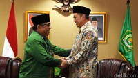Menteri Agama Lukman Hakim Saifuddin berjabat tangan dengan Ketum Lembaga Dakwah Islam Indonesia (LDII) Abdullah Syam di Kemenag, Jakarta, Kamis (3/11/2016).