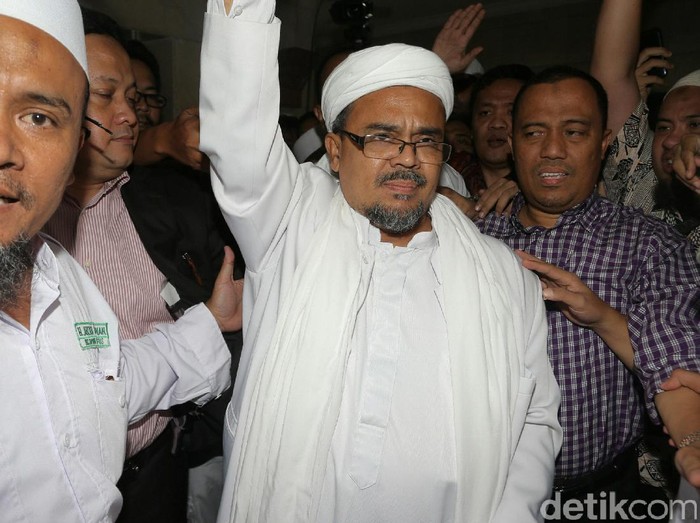 Habib Rizieq Shihab mendatangi Bareskrim Polri. Imam Besar FPI ini menjadi saksi ahli terkait kasus dugaan penistaan agama yang dilakukan Basuki Tjahaja Purnama (Ahok).