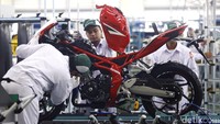 Sejumlah pekerja tengah melakukan proses perakitan motor.