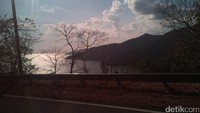 Panorama laut pun terlihat dari jalanan yang berkelok-kelok dan menanjak ini. Saat malam menjelang pun view-nya tetap sejuk dipandang (Masaul/detikTravel)