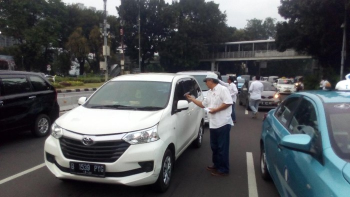 Warga Bagikan Stiker Kita Semua Bersaudara di Patung Kuda