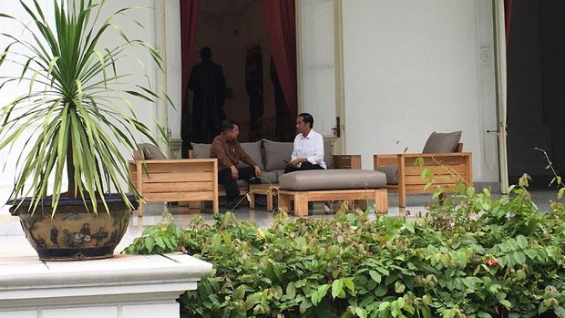 Jokowi dan JK Tampak Akrab Berbincang Sore di Beranda Istana Merdeka