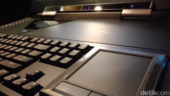Eye-tracking ini seperti pengganti mouse, namun penggunaannya masih terbatas di sejumlah aplikasi. Itu pun kebanyakan adalah game, meski belum mendukung banyak judul. Pun begitu tetap saja fitur eye-tracking telah berhasil menambah daya tarik Predator 21 X sebagai laptop gaming. Foto: yud/detikINET