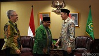 Menteri Agama Lukman Hakim Saifuddin menyambut kedatangan Ketum Lembaga Dakwah Islam Indonesia (LDII) Abdullah Syam di Kemenag, Jakarta, Kamis (3/11/2016).