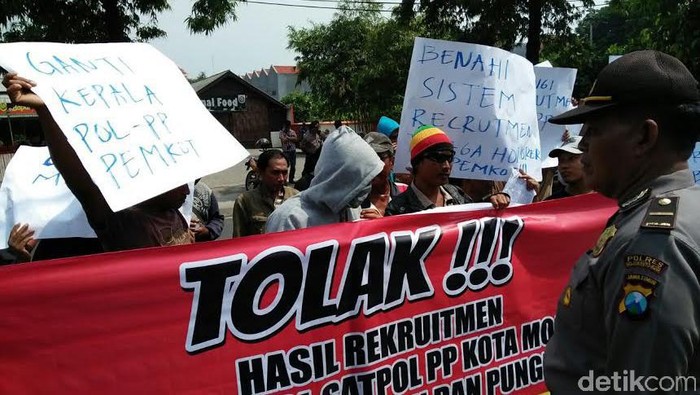 Warga Demo Kantor Satpol PP Mojokerto