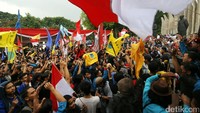 Selain merah putih, para mahasiswa juga mengibarkan bendera organisasi.