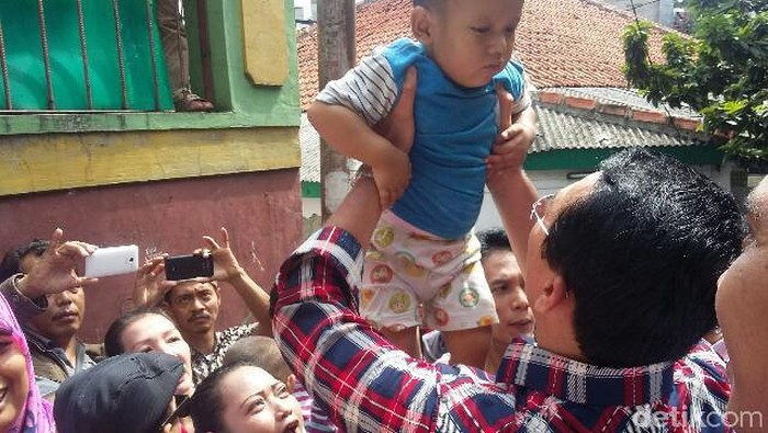 Ahok Blusukan di Pejaten, Warga Antre Minta Anaknya Digendong