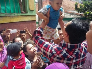 Ahok Blusukan di Pejaten, Warga Antre Minta Anaknya Digendong