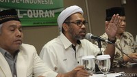 Mereka menuntut diperiksanya Gubernur DKI Jakarta Basuki Tjahaja Purnama (Ahok).