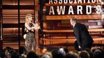 Penampilan Taylor Swift dengan Dress Menerawang di CMA Awards 2016