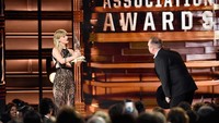Pelantun Blank Space itu tampak menyerahkan piala kepada Garth Brooks. Gustavo Caballero/Getty Images/detikFoto.