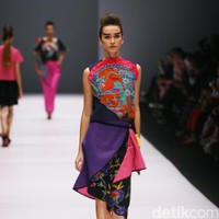 Desainer Lenny Agustin mengangkat Desain Batik kediri di Jakarta Fashion Week 2017, lenny mengambil tema Jaranan di Senayan City. Jakarta. [Foto: Mohammad Abduh/Wolipop]