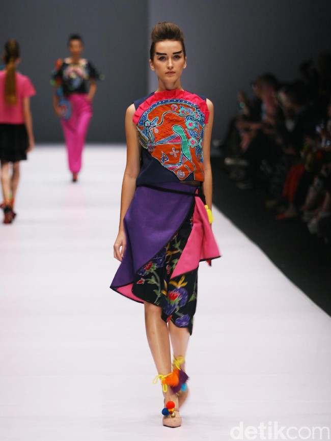 Desainer Lenny Agustin mengangkat Desain Batik kediri di Jakarta Fashion Week 2017, lenny mengambil tema Jaranan di Senayan City. Jakarta. [Foto: Mohammad Abduh/Wolipop]