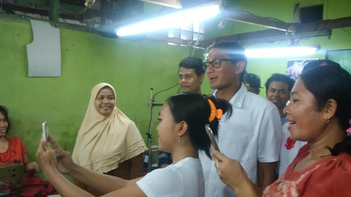 Datangi Pabrik Konveksi di Jakut, Sandiaga Janjikan Banyak Lapangan Kerja