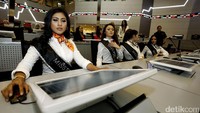 Setelah membuka perdagangan, para Finalis Miss Popular digiring ke ruangan mini trading untuk belajar tentang cara jual beli saham.