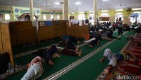 Ribuan massa tersebut juga tersebar di masjid-masjid lainnya.