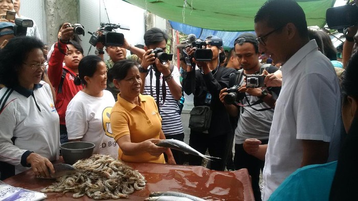 Beli Udang Saat Kampanye di Pasar Belek, Sandiaga Diberi Bonus
