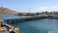 Tiba di Pelabuhan Poto Tano dengan dermaga yang cukup panjang. Keluar kapal, traveler dapat langsung berjalan melewati dermaga itu (Masaul/detikTravel)