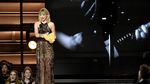 Penampilan Taylor Swift dengan Dress Menerawang di CMA Awards 2016