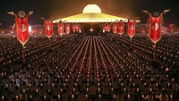 Adalah Vihara Wat Phra Dhammakaya, letaknya berada di distrik Khlong Luang atau sekitar 16 km arah utara dari Bandara Internasional Don Mueang, Bangkok (Reuters)