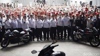 Diacara itu, Presiden Direktur PT Astra Honda Motor Toshiyuki Inuma sempat berfoto bersama sejumlah karyawan di pabrik Karawang, Jawa Barat, Kamis (3/11/2016).
