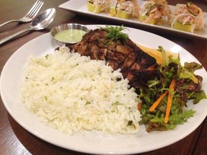 Pavela: Mencoba Ayam Panggang Berempah dengan Nasi Bertabur Daun Ketumbar Gaya Peru