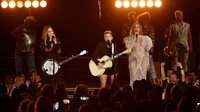 Beyonce saat tampil bersama Dixie Chicks di CMA Awards 2016 di Tennessee, AS pada Rabu malam (2/11/2016) waktu setempat. Rick Diamond/Getty Images/detikFoto.