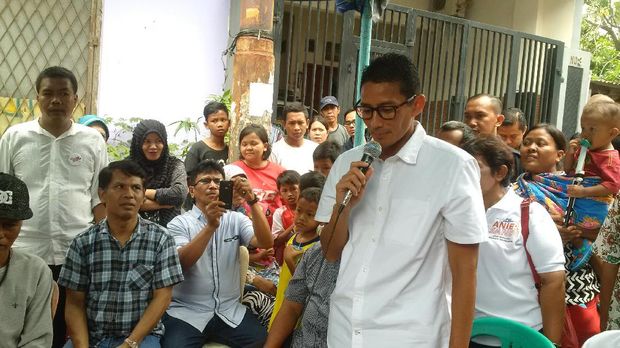 Beli Udang Saat Kampanye di Pasar Belek, Sandiaga Diberi Bonus