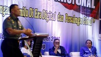 Ketua Umum PAN Zulkifli Hasan dan Wakil Ketua Umum PAN Taufik Kurniawan menyimak paparan Panglima TNI Jenderal Gatot Nurmantyo.