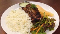 Pollo a la Brasa jadi andalan Pavela. Hidangan berisi seperempat bagian paha ayam gurih berempah yang dimasak slow-roasted. Pedampingnya berupa cilantro butter rice, yucca fritas atau singkong goreng renyah, salad dan aji verde yang pedas segar. Enak!