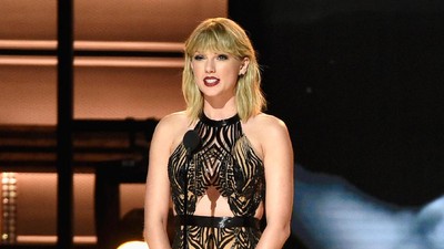 Penampilan Taylor Swift dengan Dress Menerawang di CMA Awards 2016