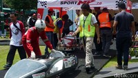Pada hari kedua, Kamis (3/11/2016), sebanyak 59 mobil yang terdiri dari 2 jenis, urban dan prototype secara bergiliran beradu.