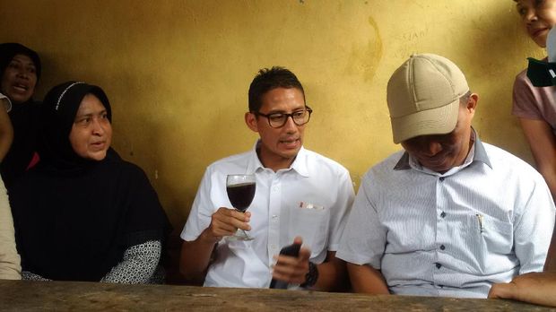 Tak Sempat Pakai Baju, Pria Ini Lari-lari Sapa Sandiaga