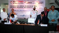 Direktur Utama PT Pindad Abraham Mose (kiri) dan Head of Marketing Military Vehicle-Defence Business Tata Motors Ltd Pranav Kumar Singh (kanan) menandatangani kerja sama.