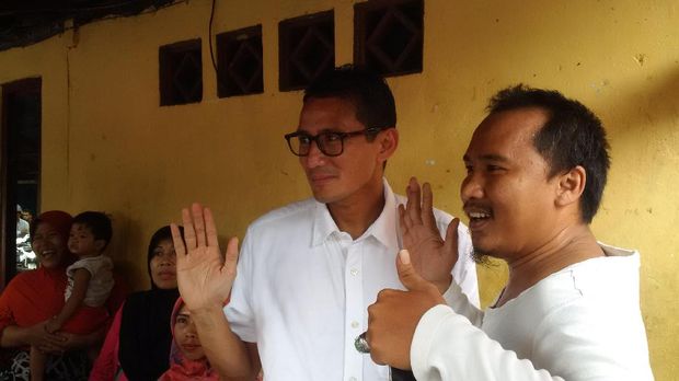 Tak Sempat Pakai Baju, Pria Ini Lari-lari Sapa Sandiaga