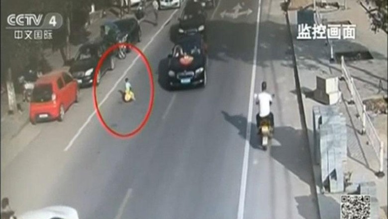 Viral, Video Bocah China Naik Mobil Mainan di Jalan Raya