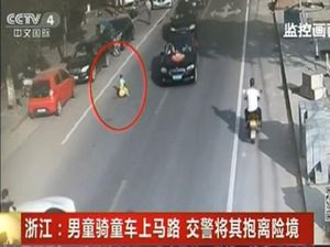 Viral, Video Bocah China Naik Mobil Mainan di Jalan Raya