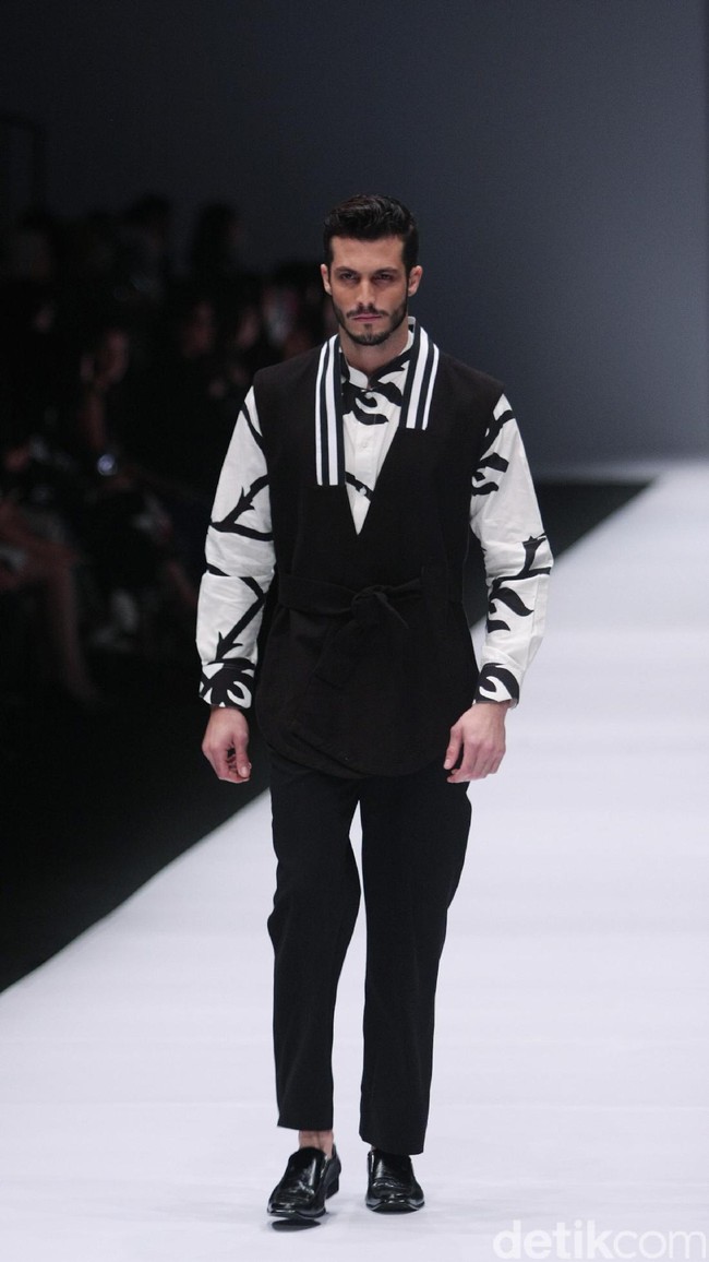 Bateeq by Michelle Tjokrosaputro. mengangkat tema Catena di Jakarta Fashion Week 2017. Senayan City. Jakarta. [Foto: Mohammad Abduh/Wolipop]